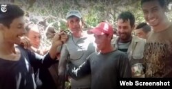 Parada en Cayo Anguilla, Bahamas. Un solo pez, la cena para 12 hombres. (Captura de video/NYT)