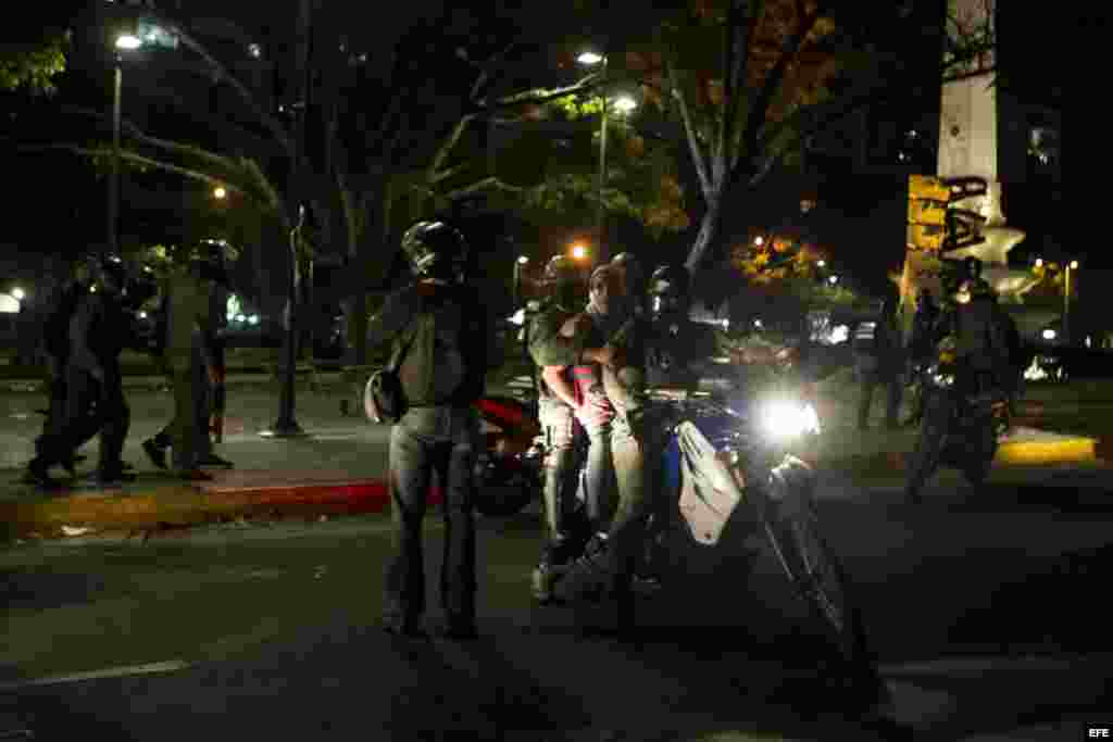 Manifestantes son detenidos por la Guardia Nacional Bolivariana (GNB) hoy, viernes 14 de marzo de 2014, durante protestas contra el Gobierno del presidente Nicolás Maduro, en Caracas (Venezuela). Estados Unidos acusó a Venezuela de "faltar descaradamente 