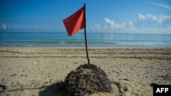 Vista de una playa en Cuba, cerrada por la pandemia. YAMIL LAGE / AFP