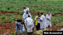 Levantamiento de los cuerpos en el lugar del accidente aéreo de La Habana