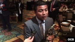 El nicaragüense "Chocolatito" González recibió el trofeo que lo acredita como el mejor púgil del año del CMB. 