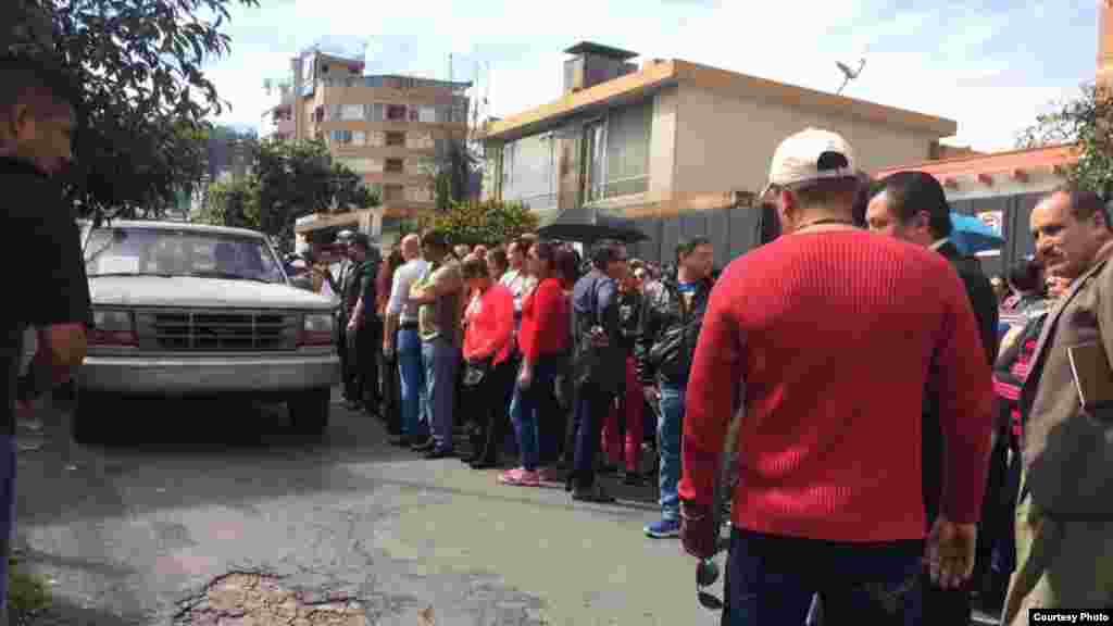 Cubanos reunidos a las puertas de la Embajada de México en Ecuador.