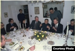 Brzezinski en cena con Deng Xiaoping.