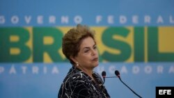 ROUSSEFF AFIRMA QUE NO RENUNCIARÁ PARA "NO ENTERRAR LA PRUEBA VIVA DEL GOLPE"