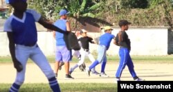 Los niños practican béisbol con los uniformes que les compraron sus padres.