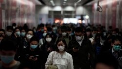 Pasajeros en una estación del metro de Hong Kong, el viernes 7 de febrero del 2020.