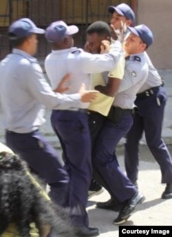 El cubano Julio Hernández fue violentamente arrestado el domingo junto a Berta Soler. (For A. Moya)