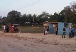 Los trabajadores de la cooperativa Los Cristales, en Sancti Spíritus, se trasladan a Jatibonico en un "rikimbili". (Foto: Vladimir Rios Cruz)