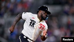 El cubano Adolis Garcia (53) contra los Oakland Athletics el 22 de abril de 2023. (Reuters/Jerome Miron-USA TODAY Sports).