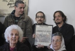 La presidenta de las Abuelas de Plaza de Mayo Estela de Carloto (izq) participa el viernes 17 de mayo de 2013 en una rueda de prensa con motivo de la muerte del ex dictador argentino Jorge Rafael Videla en Buenos Aires (Foto: Archivo).