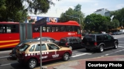 Avenida Insurgentes Sur de la capital mexicana, donde fueron detenidos dos cubanos por fraude con tarjetas y cheques.