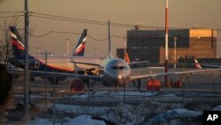 Aviones de la compañía rusa Aeroflot, en Moscú, el 1 de marzo de 2022. (AP/Pavel Golovkin).