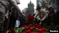 Funerales del capitán Igor Kshnyakin, el copiloto Alexander Kalyaninov y la azafata Hokuma Aliyeva, miembros de la tripulación del avión azerí que se estrelló cerca de la ciudad kazaja de Aktau. (REUTERS/Aziz Karímov)