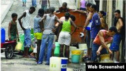 Santiagueros se abastecen de agua con pipas.