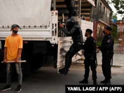 La policía antidisturbios en el municipio de Arroyo Naranjo, La Habana el 12 de julio de 2021.