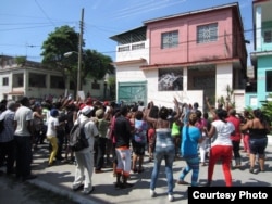 Turba oficialista contra Damas de Blanco. (Foto: Maykel Paneque)