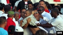 Daniel Llorente es detenido cuando desfila con bandera de EEUU por la Plaza José Martí