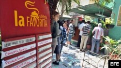 Varias personas esperan para ser atendidas en la cafetería de un trabajador "cuentapropista". Foto Archivo.