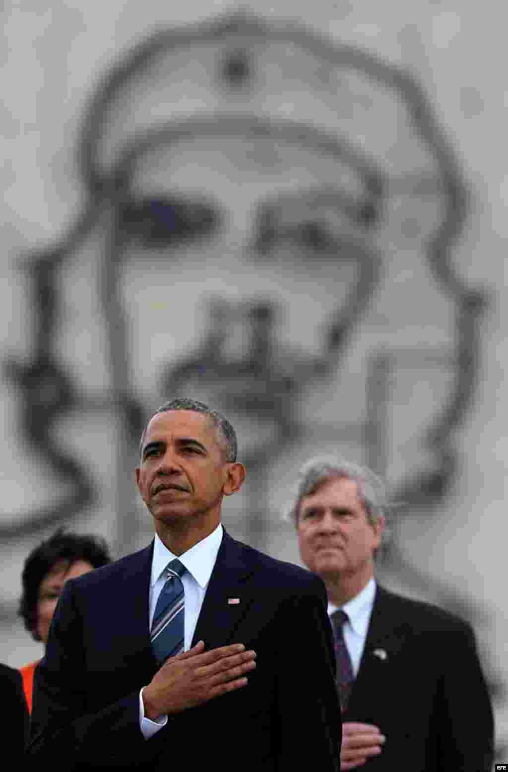 El presidente de Estados Unidos Barack Obama durante la ofrenda floral ante el monumento del prócer cubano José Martí hoy, lunes 21 de marzo de 2016.