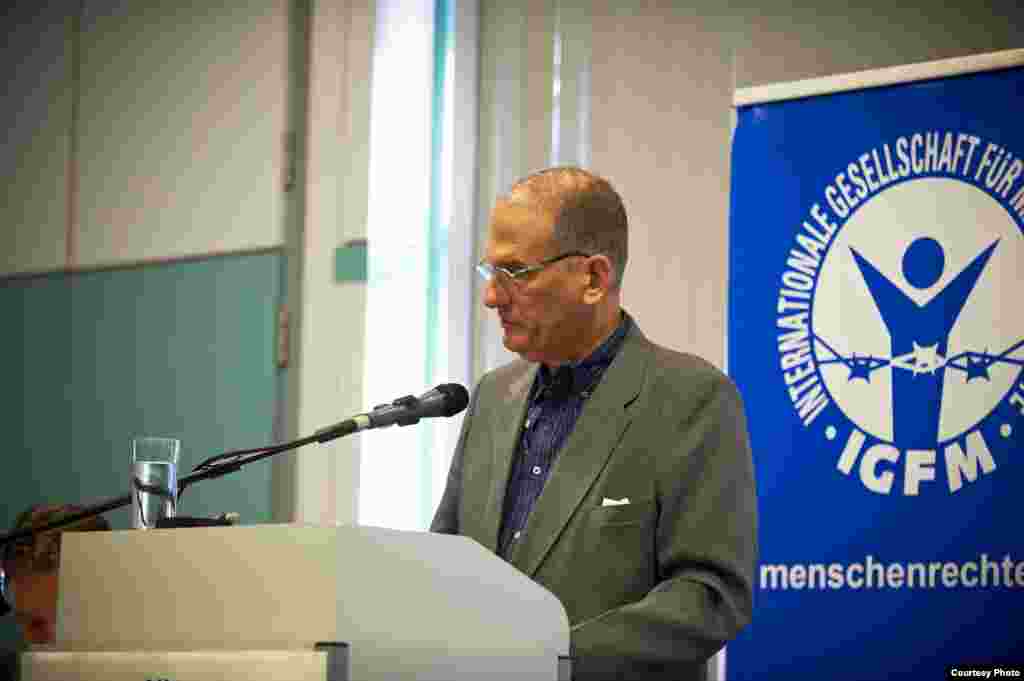 Ren&eacute; G&oacute;mez Manzano lee discurso en la plenaria.