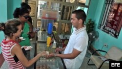 Cafetería de un trabajador cuentapropista en La Habana.