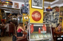 Turistas en el restaurante La Vitrola en La Habana.