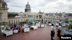 Turistas en la azotea del Gran Hotel Manzana, en La Habana. (REUTERS/Alexandre Meneghini)