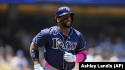 El bateador designado de los Rays de Tampa Bay, Yandy Díaz (2), corre a primera durante un juego de béisbol contra los Dodgers de Los Ángeles en Los Ángeles, el domingo 25 de agosto de 2024. (Foto AP/Ashley Landis)