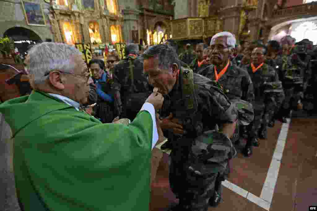 Soldados bolivianos que vencieron al "Che" Guevara conmemoran a sus caídos