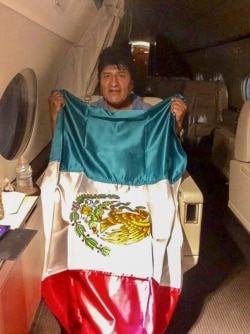 En esta foto difundida por la cancillería mexicana se ve al expresidente boliviano en la nave de la Fuerza Aérea de México. (Foto: AFP/Cancillería de México)