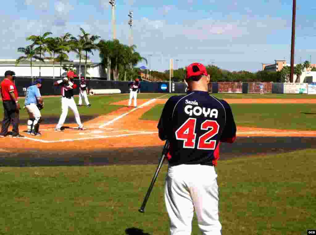 El vueltabajero Alexei Ramírez batea en el Juego de las Estrellas Cubanas. Espera turno el prospecto camagüeyano Dariel Álvarez.