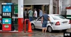 Clientes aprovechan para llenar sus tanques antes de las nuevas restricciones en la venta de gasolina especial.