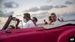 Un taxista transporta a turistas. (AP Photo / Ramon Espinosa)