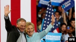 Hillary Clinton presenta en Miami a su candidato a vicepresidente Tim Kaine.