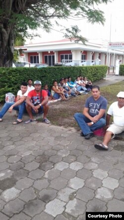 Cubanos en Surinam Con ellos tres Damas de Blanco y sus familaires