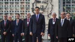 Pedro Sánchez posa con la delegación española que lo acompañó en su visita a Cuba.