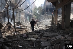 Escombros de edificios destruidos tras una operación de las Fuerzas Especiales israelíes en el campamento de Nuseirat, en el centro de la Franja de Gaza, el 8 de junio de 2024. (Foto de Eyad BABA / AFP)