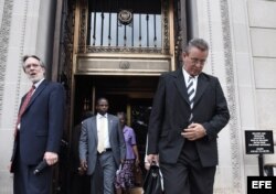 El ministro de Agricultura de Cuba, Gustavo Rodríguez Rollero (d), a su salida de una conferencia en la Cámara de Comercio de EEUU, en Washington.