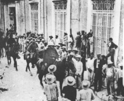 El general estadounidense William Shafter entra Santiago de Cuba en 1898. (AP Photo)