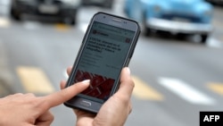 Teléfono celular en La Habana. (Yamil Lage/AFP).