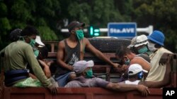 Trabajadores cubanos transportados en un camión en La Habana. (AP Photo/Ramon Espinosa)