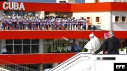 El papa Francisco (3d) saluda hoy, lunes 21 de septiembre de 2015, a su llegada al aeropuerto de Santiago de Cuba (Cuba).