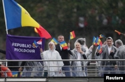 Ceremonia de aperturaa de los Juegos Olímpicos de París 2024 el 26 de julio de 2024. Atletas de Moldavia a bordo de un barco en el desfile flotante por el río Sena durante la ceremonia de apertura. REUTERS/Aleksandra Szmigiel