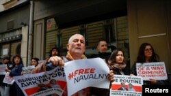 Manifestantes en París piden la libertad de Alexei Navalny, el 23 de abril de 2023. (REUTERS/Sarah Meyssonnier).