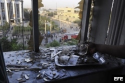 La explosión dañó los cristales de un edificio cercano.