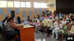 Susel Lameret (i) preside la reunión entre trabajadores de la salud para discutir sobre los cambios en la Constitución cubana, en el policlínico Nguyen Van Troi, el 13 de agosto del 2018, en La Habana.