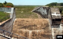 ARCHIVO. Un embalse de agua completamente seco en la provincia de Holguín.