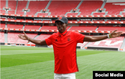 Pedro Pablo Pichardo posa en el Club Benfica. Tomado de la cuenta oficial @SLBenfica