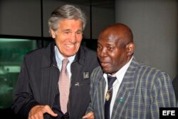 Foto de archivo. Dos de los más legendarios boxeadores de todos los tiempos, Emile Griffith (d) y el italiano Nino Benvenutti (i), conversan en el aeropuerto Fiumicino de Roma (Italia), el 24 de abril de 2010.