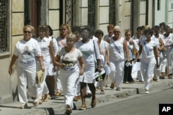 Una de las primeras marchas de las Damas de Blanco. AP Photo/Jorge Rey